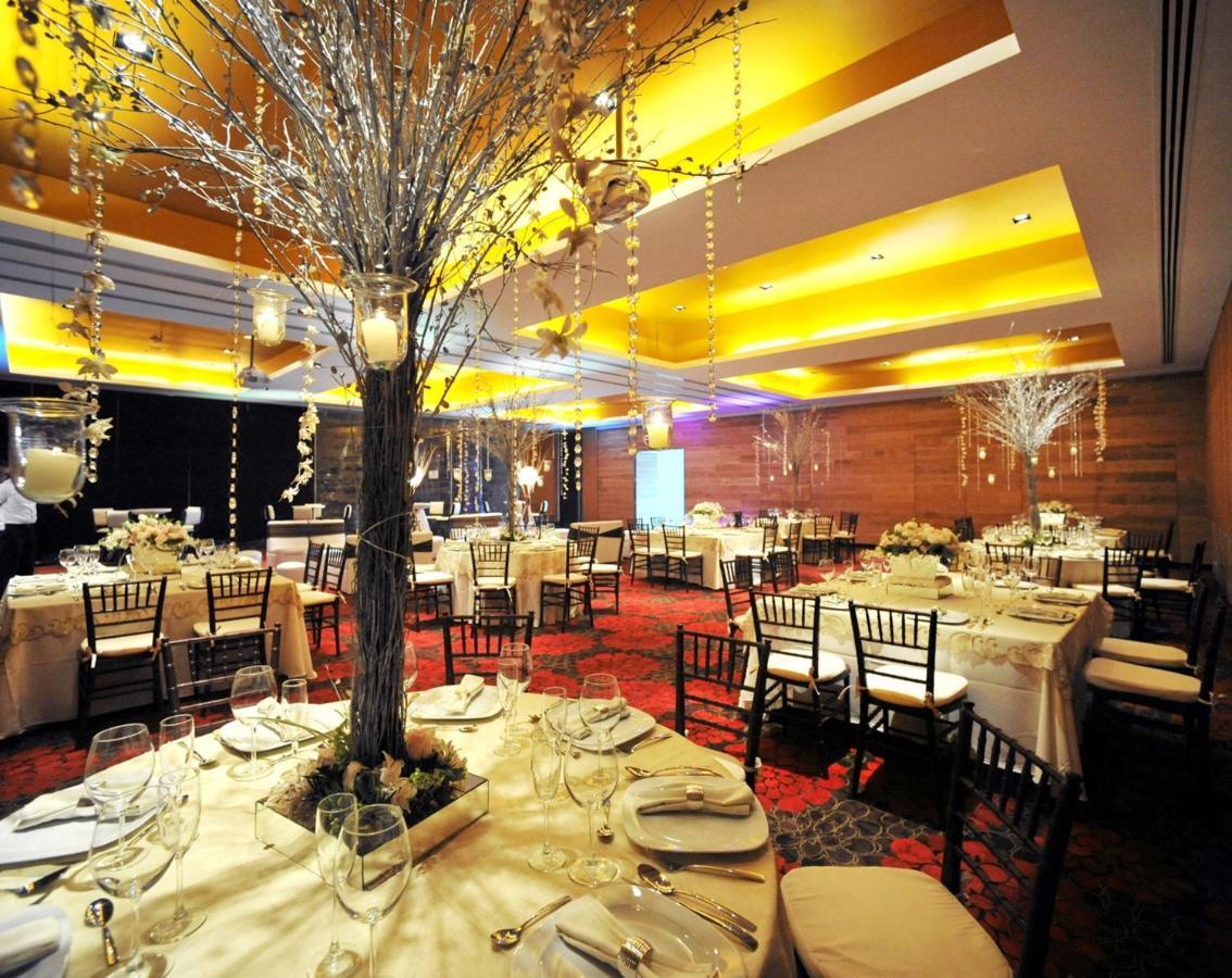 Emporio Veracruz Eksteriør billede The ballroom at the Shangri-La Hotel, Manila