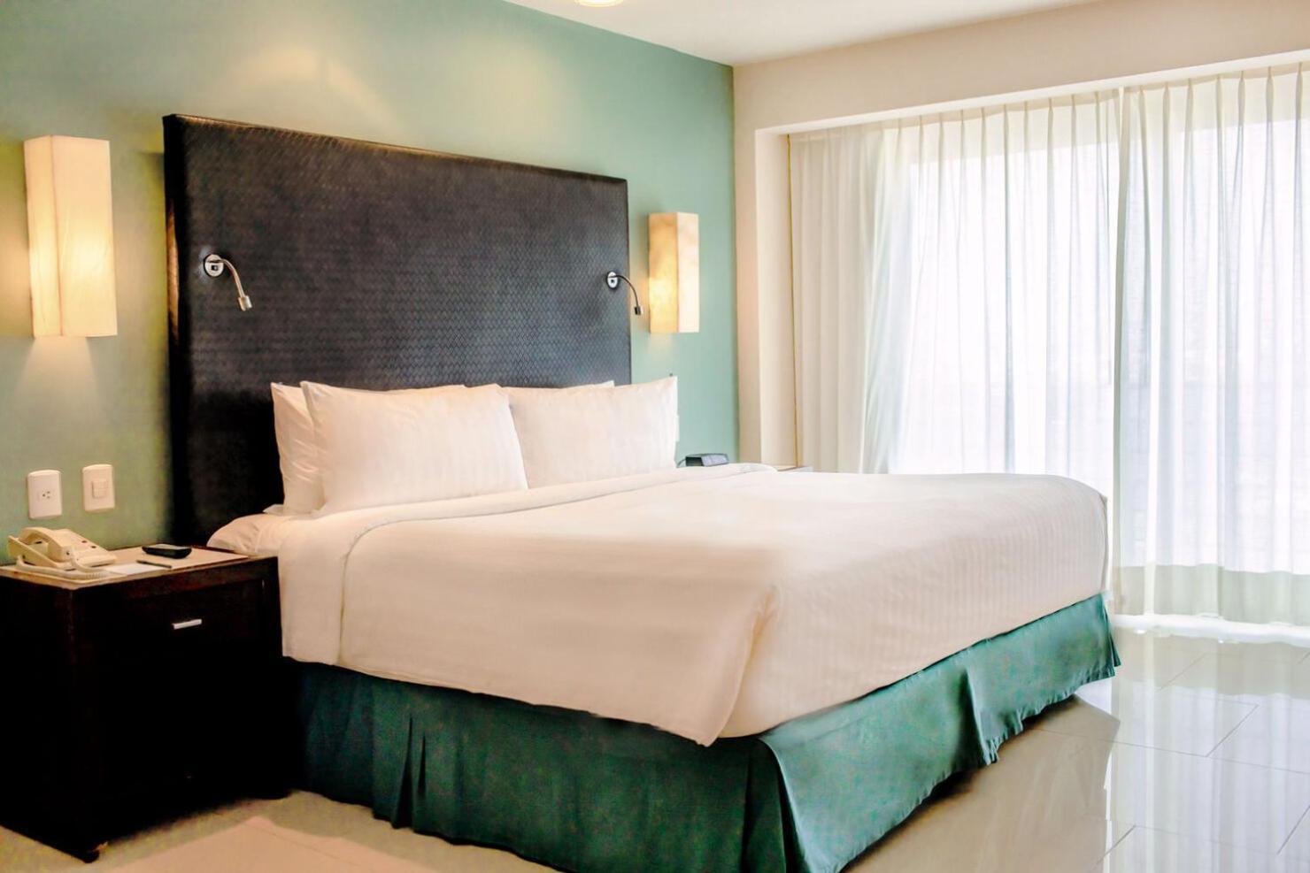 Emporio Veracruz Eksteriør billede A bed with a bed skirt